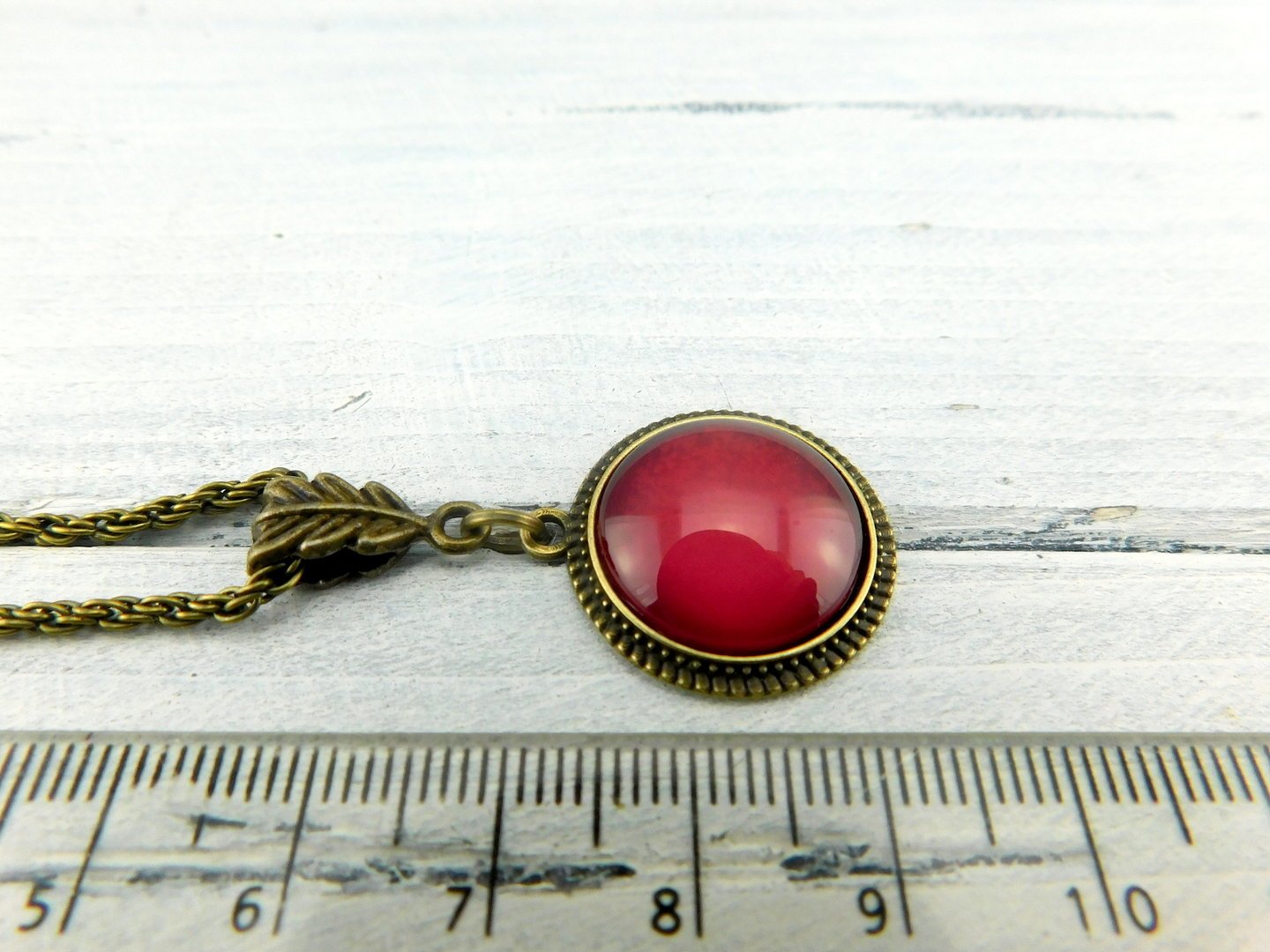 Halskette "Berry, Berry!" mit rundem Cabochon-Anhänger