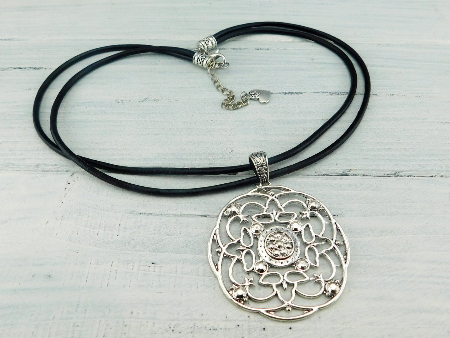 Ledercollier mit silberfarbenem runden Anhänger