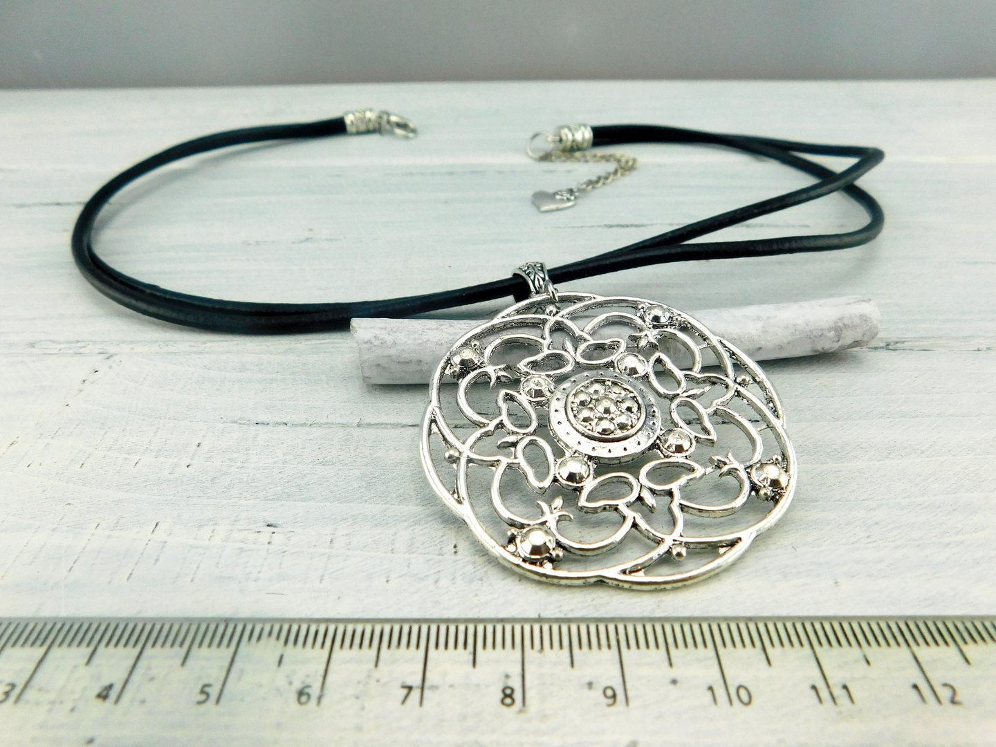 Ledercollier mit silberfarbenem runden Anhänger