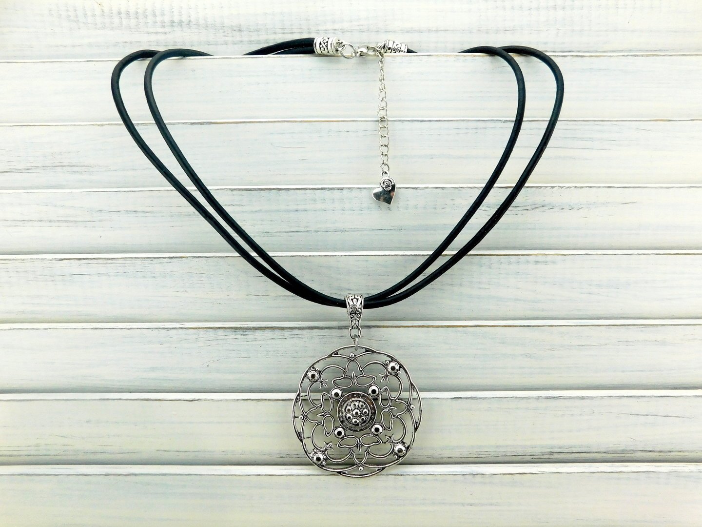 Ledercollier mit silberfarbenem runden Anhänger