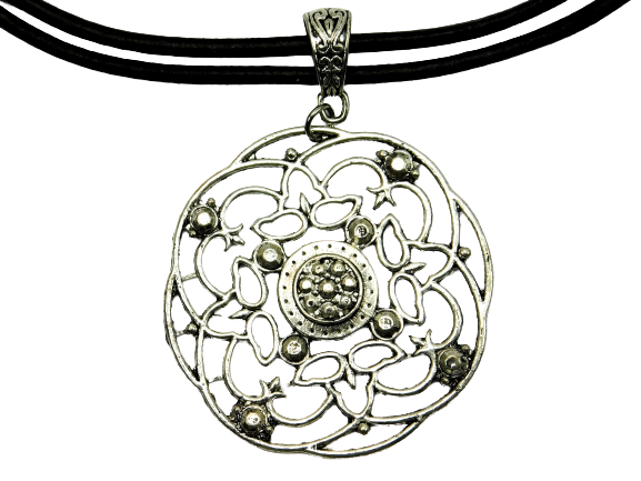 Ledercollier mit silberfarbenem runden Anhänger