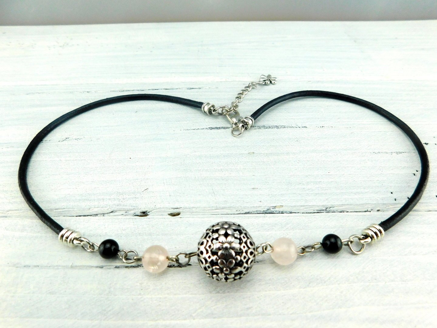 Ledercollier mit Rosenquarzperlen