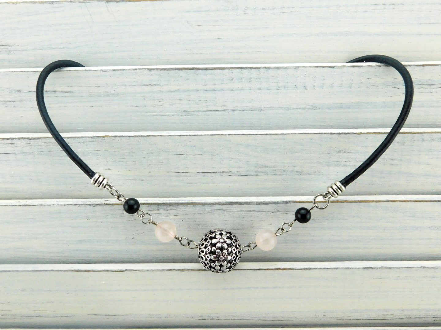 Ledercollier mit Rosenquarzperlen