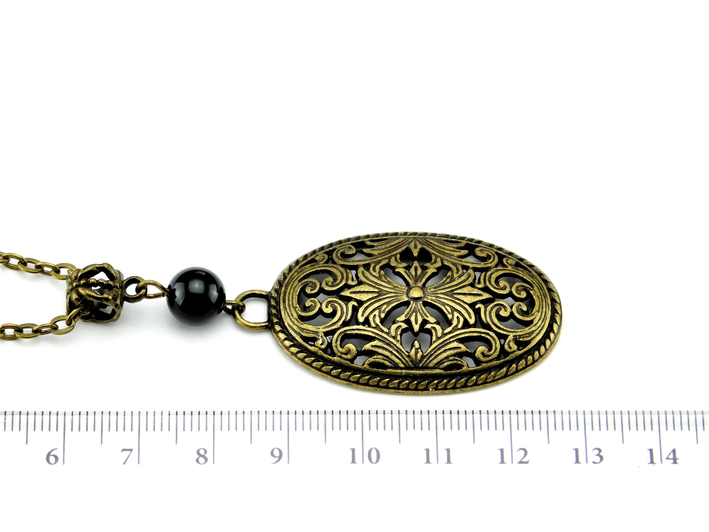 Kurze Anhängerhalskette mit bronzefarbenem Ornament