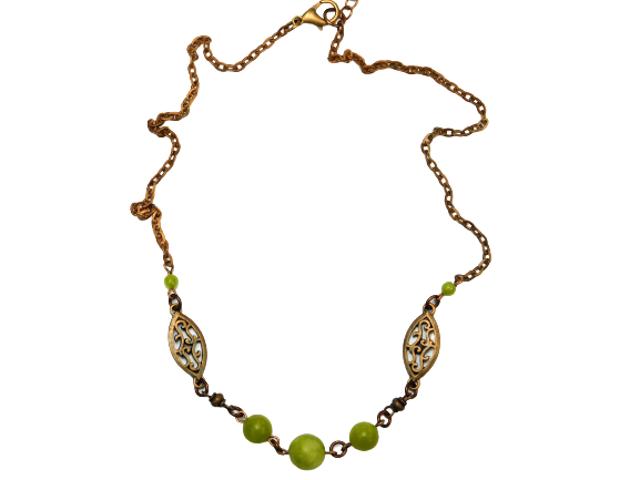Romantische Kupferfarbene Halskette mit grünen Schmucksteinen