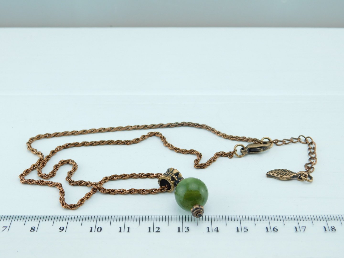 Kupferfarbene Halskette mit grüner Jadeperle