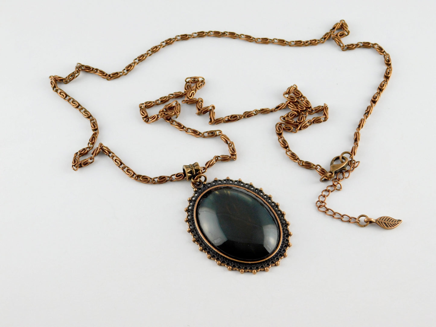 Kupferfarbene Halskette "Dark Green Magic" mit großem Cabochon