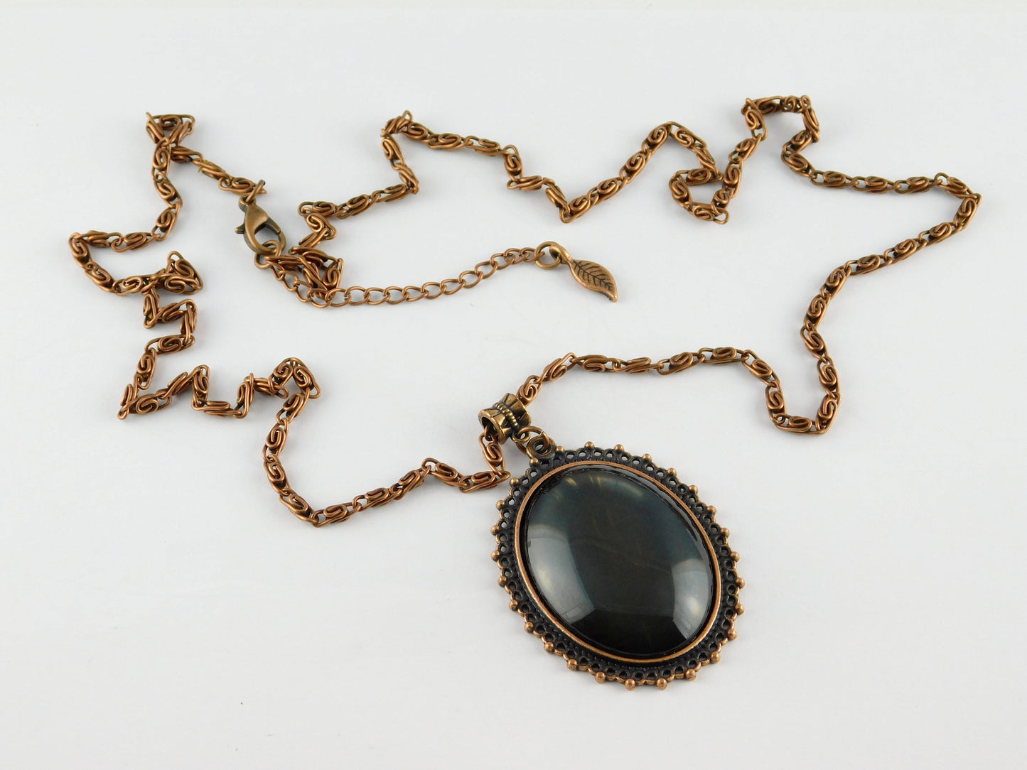 Kupferfarbene Halskette "Dark Green Magic" mit großem Cabochon