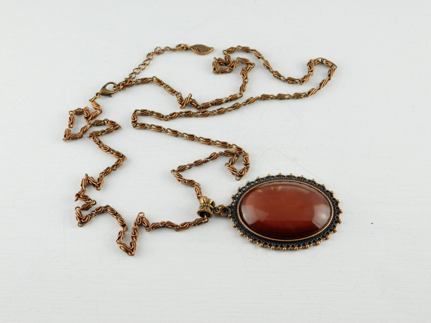 Kupferfarbene Halskette "Wüstensonne" mit einem großen Cabochon