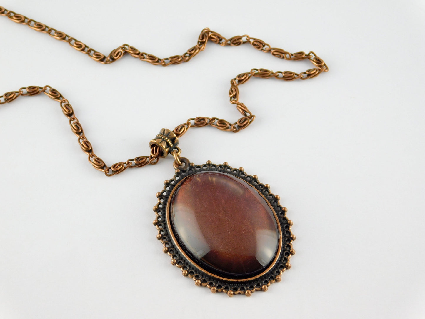 Kupferfarbene Halskette mit einem großen Cabochon