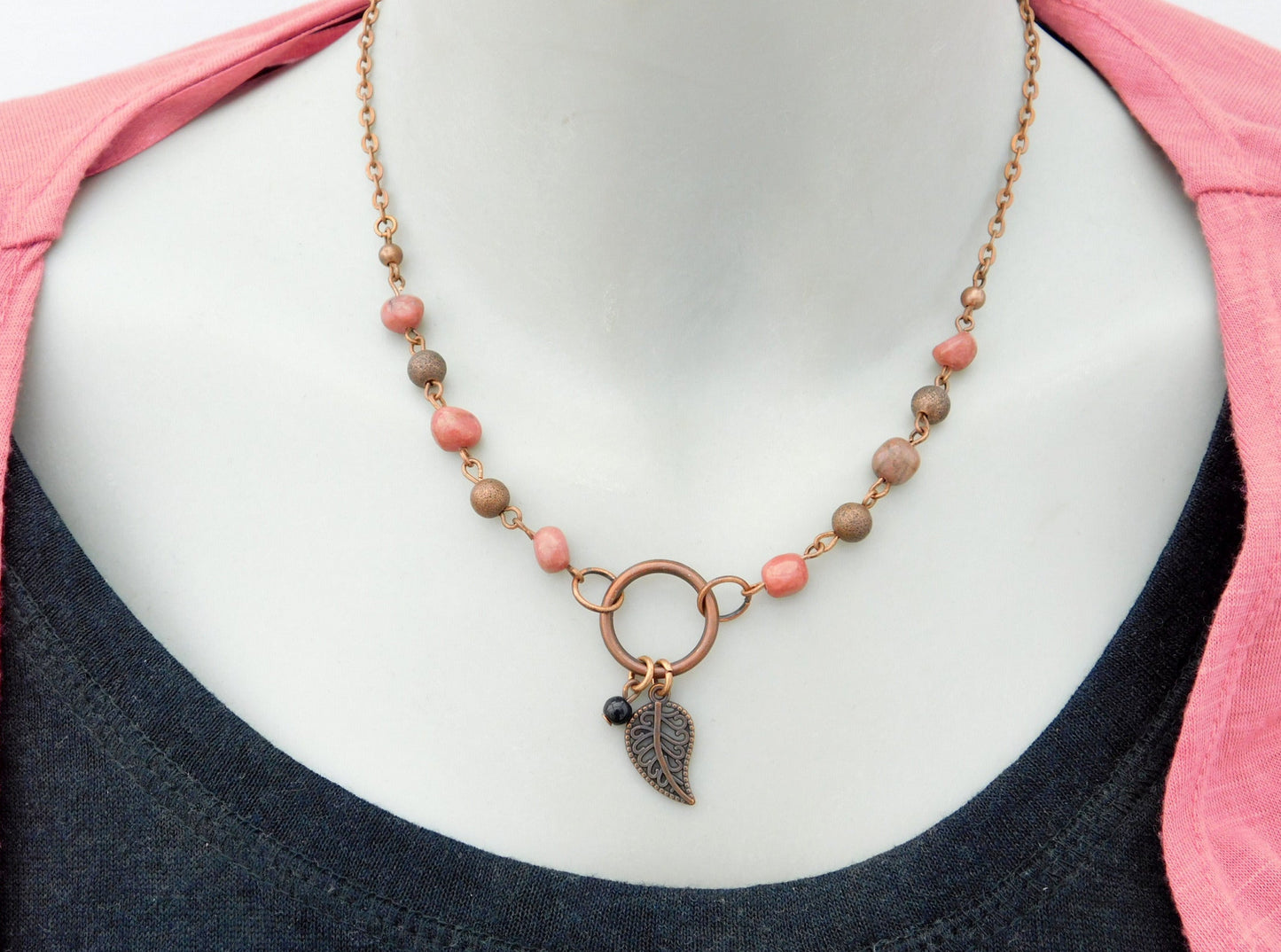 Kurze Damenhalskette in Kupfer Rhodonit Boho Vintage Stil mit kleinem Blatt-Anhänger Tragebeispiel 2
