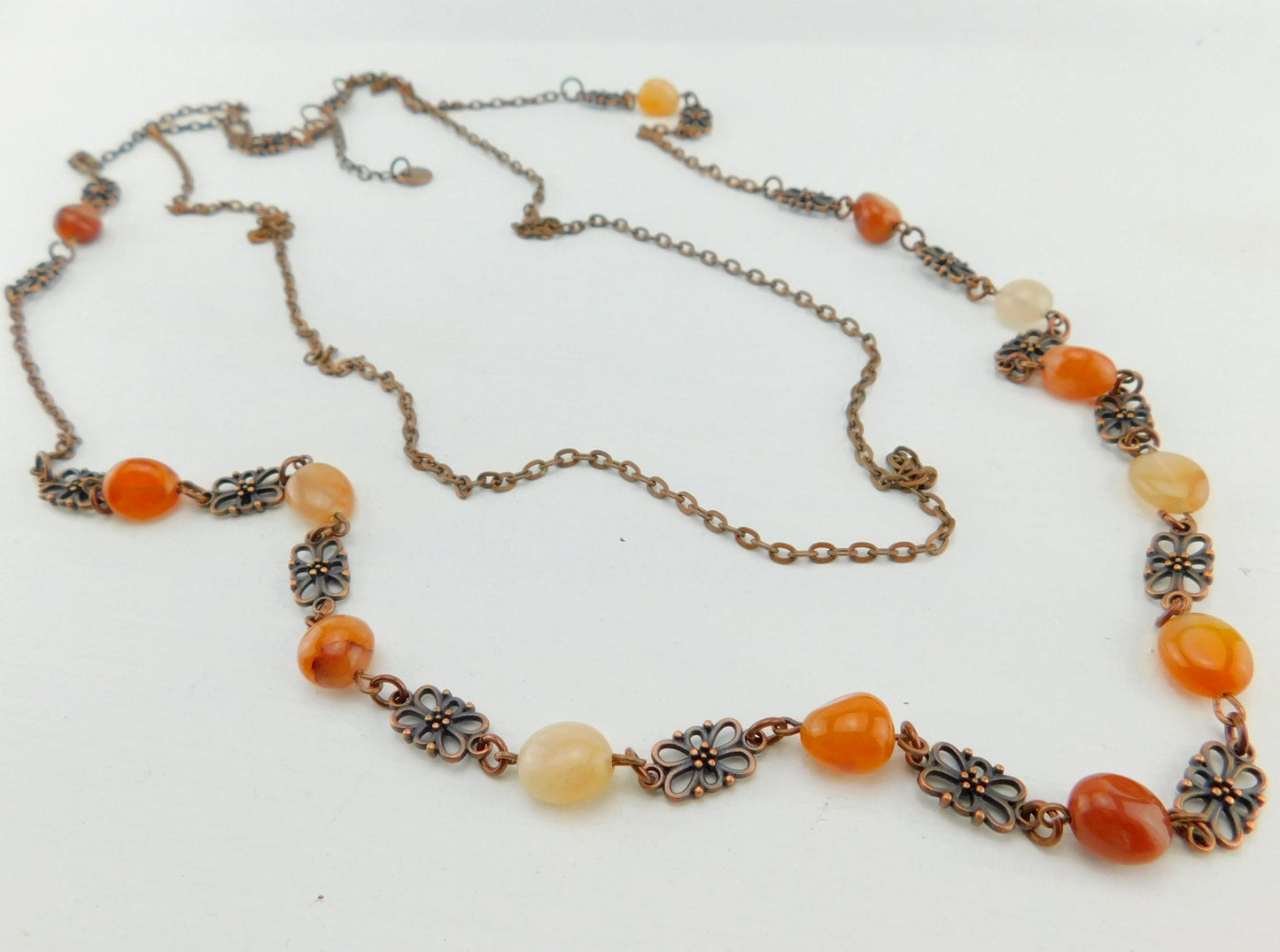 Kupferfarbene Vintage Halskette mit honigfarbenen Jadeperlen