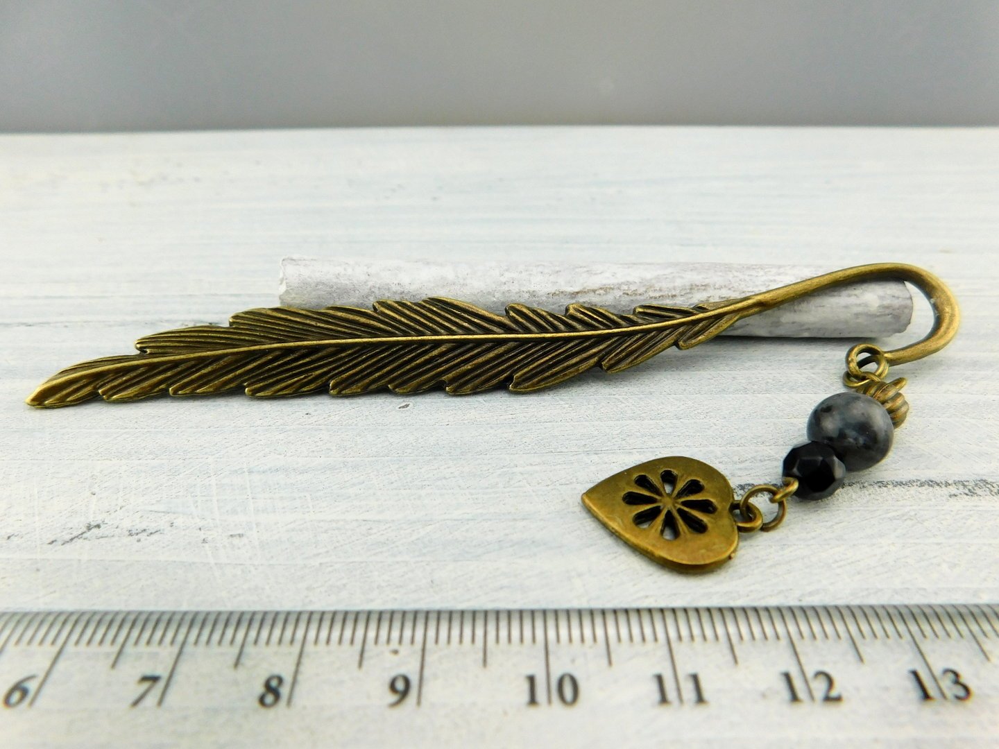 Großes Lesezeichen Feder mit Herzanhänger und Perlen - Vintage Schmuckstübchen