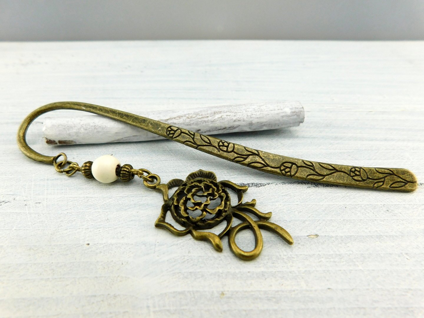 Großes Lesezeichen mit Rosenanhänger und weißer Perle - Vintage Schmuckstübchen