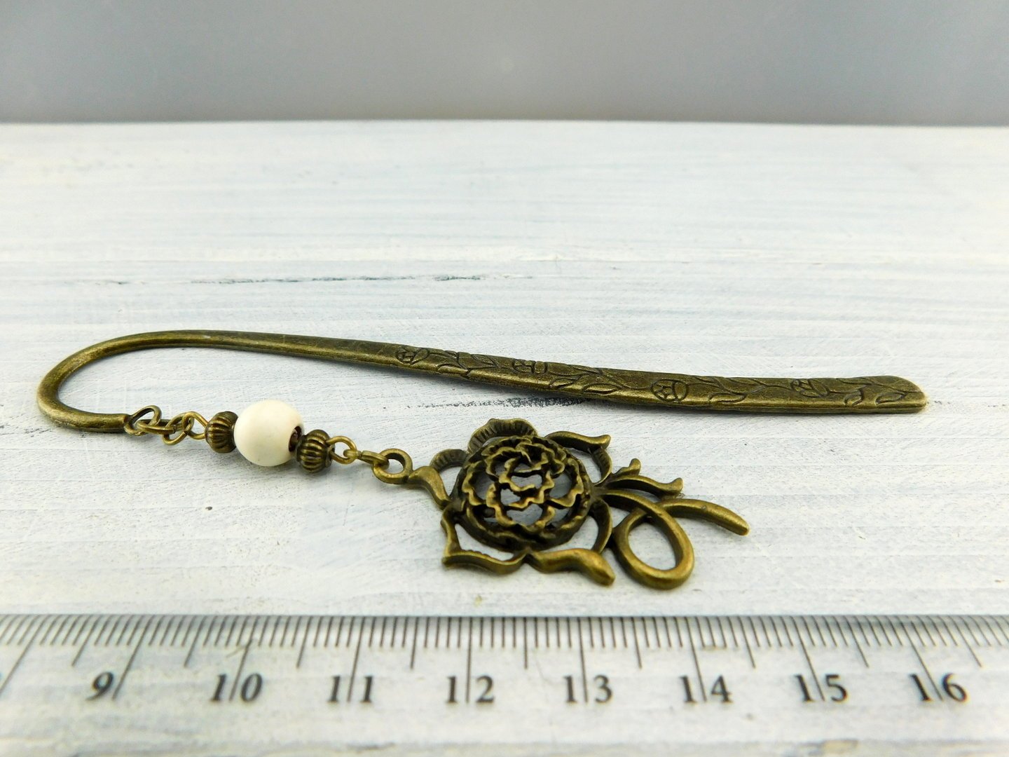 Großes Lesezeichen mit Rosenanhänger und weißer Perle - Vintage Schmuckstübchen