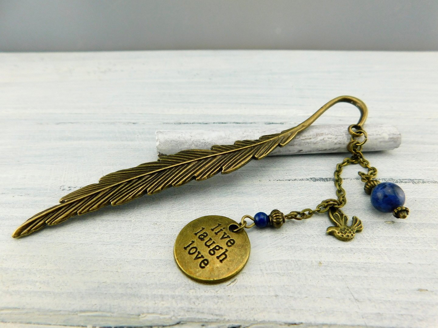 Lesezeichen Feder mit mehreren Anhängern und blauer Perle - Vintage Schmuckstübchen