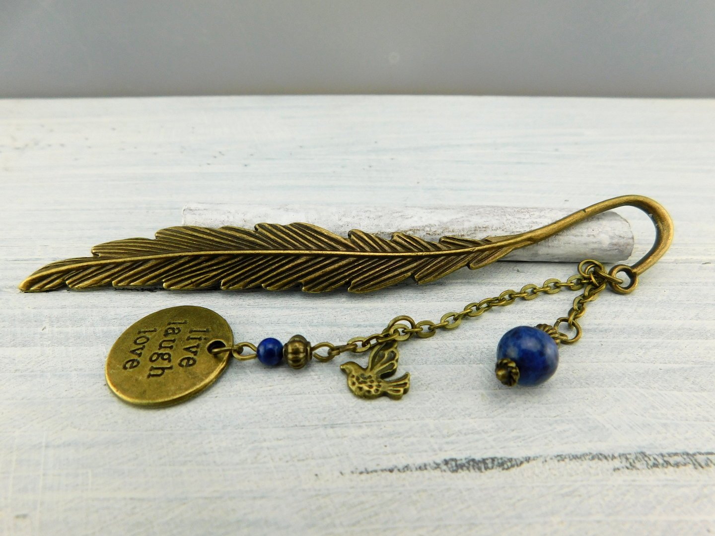 Lesezeichen Feder mit mehreren Anhängern und blauer Perle - Vintage Schmuckstübchen