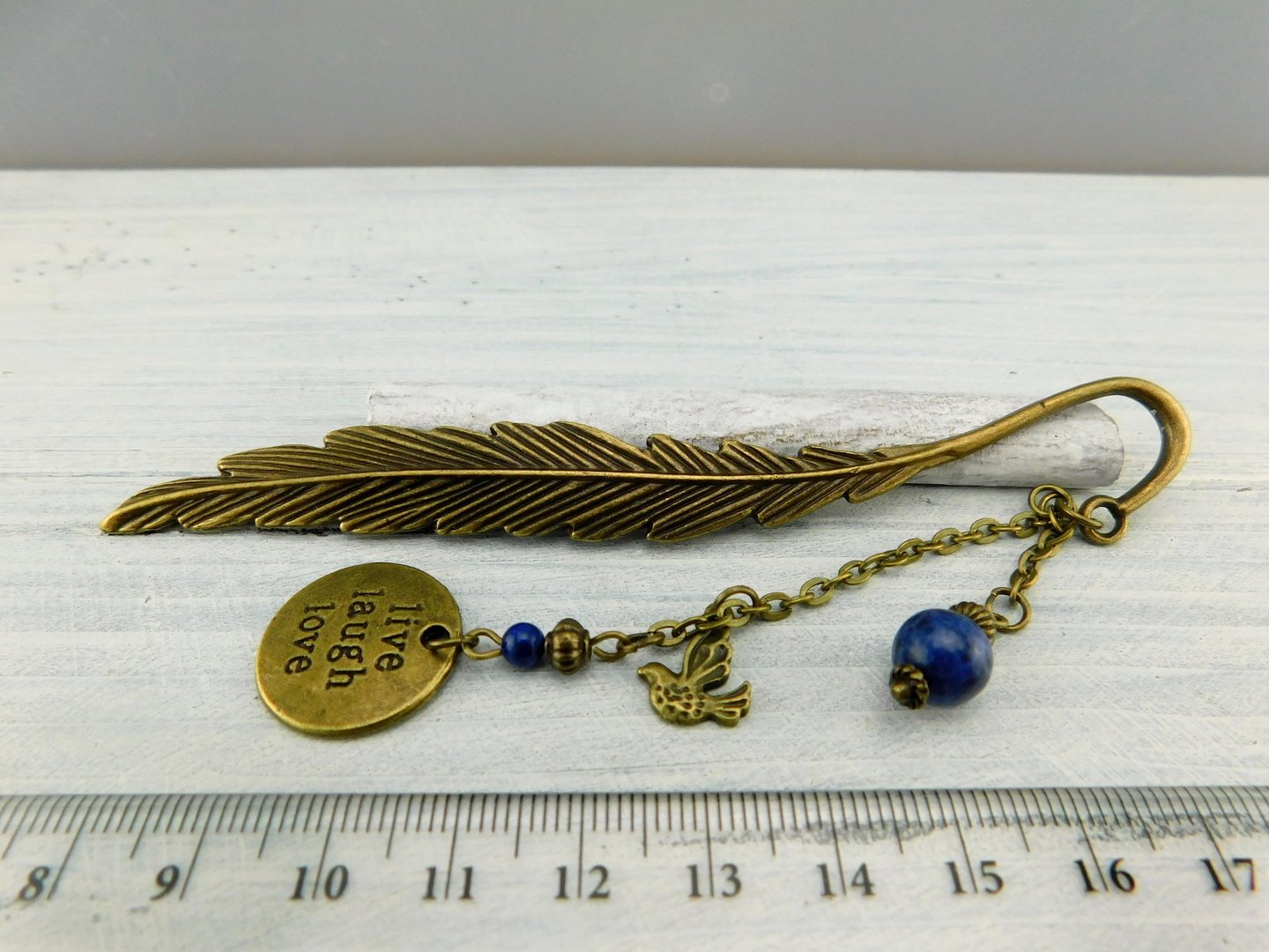 Lesezeichen Feder mit mehreren Anhängern und blauer Perle - Vintage Schmuckstübchen