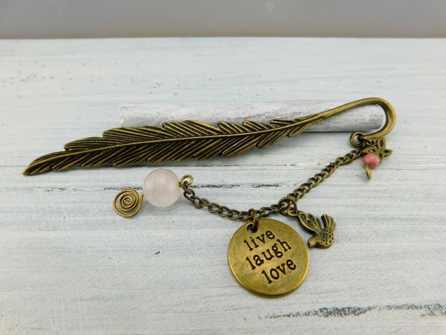Feder-Lesezeichen mit rosa Perlen "live, laugh, love" - Vintage Schmuckstübchen