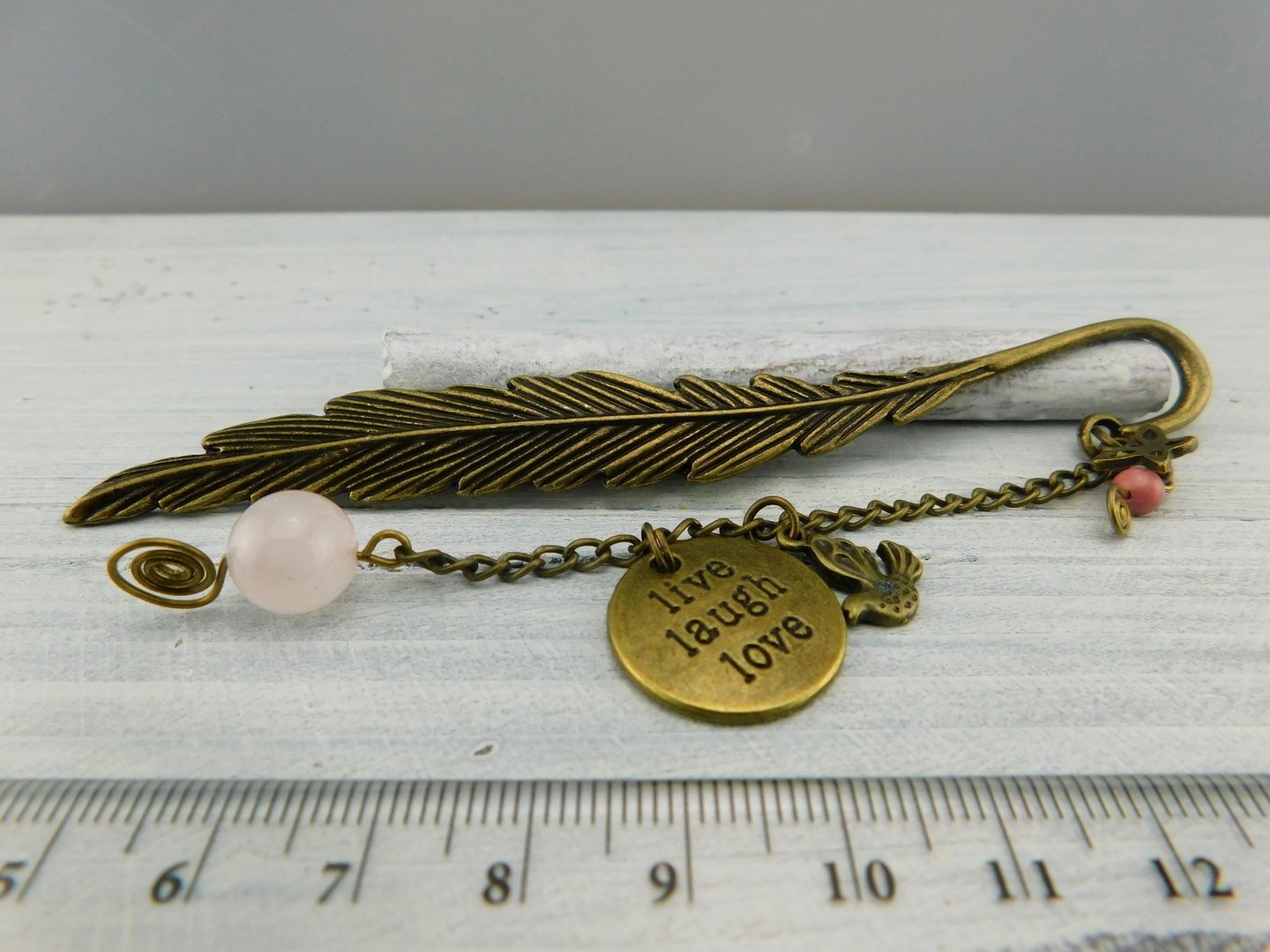 Feder-Lesezeichen mit rosa Perlen "live, laugh, love" - Vintage Schmuckstübchen