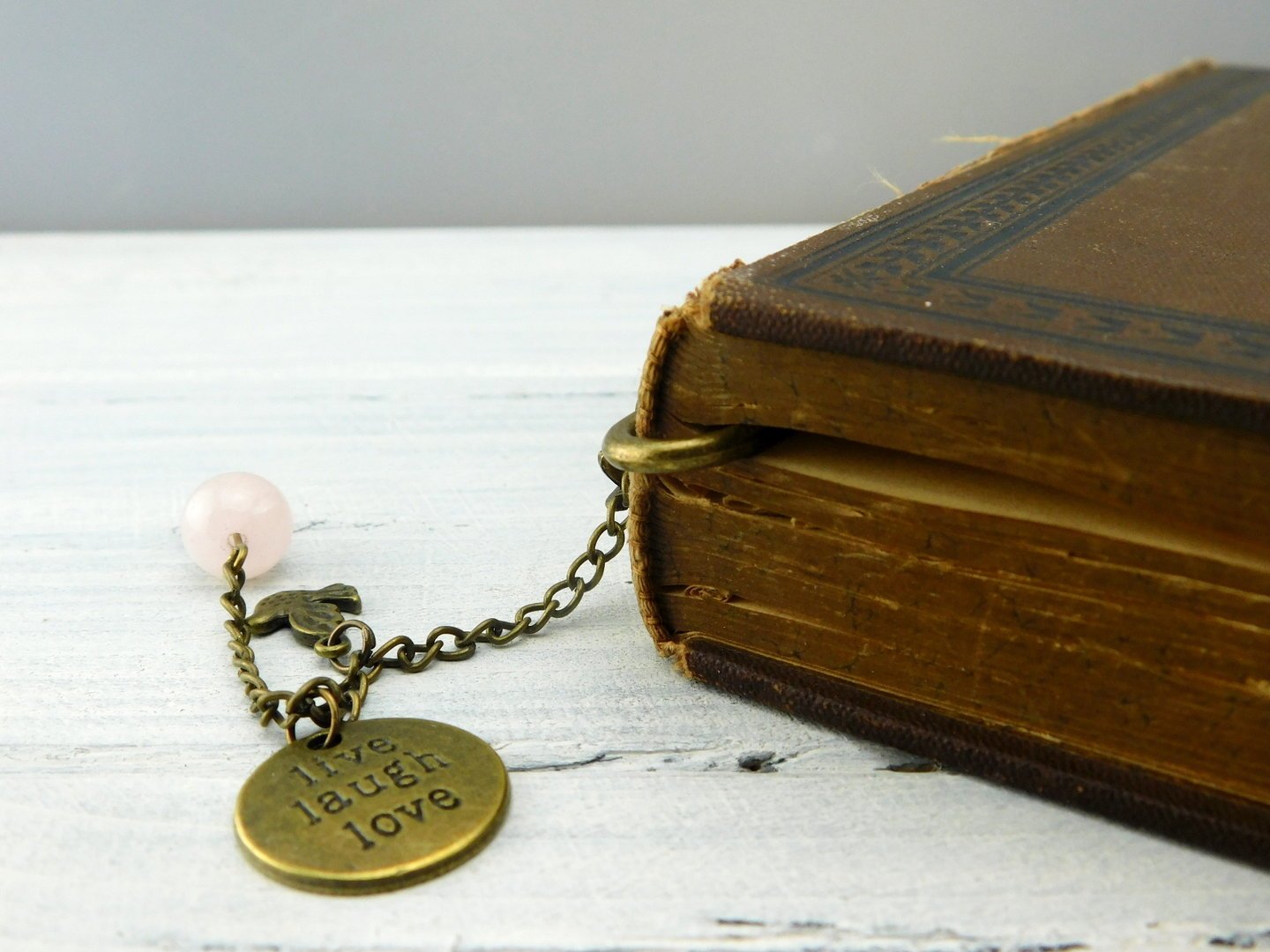 Feder-Lesezeichen mit rosa Perlen "live, laugh, love" - Vintage Schmuckstübchen