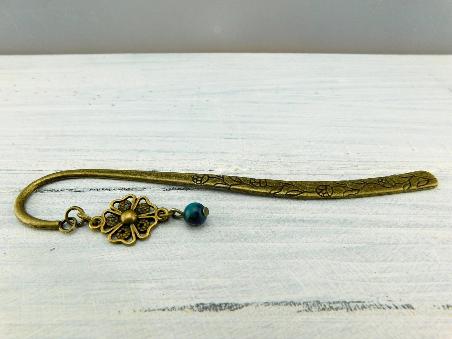 Lesezeichen mit Blümchen und grün-blauer Perle - Vintage Schmuckstübchen