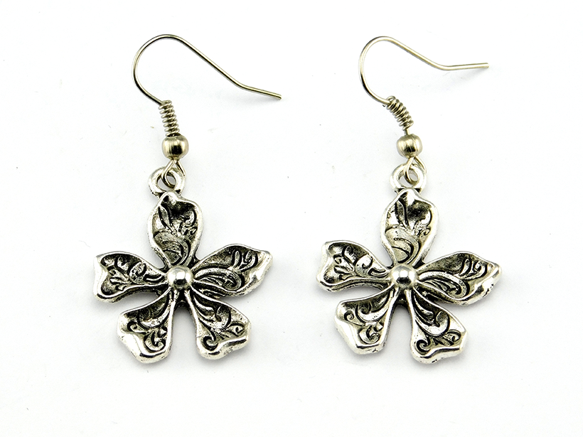 Ohrringe mit Blume in Silber