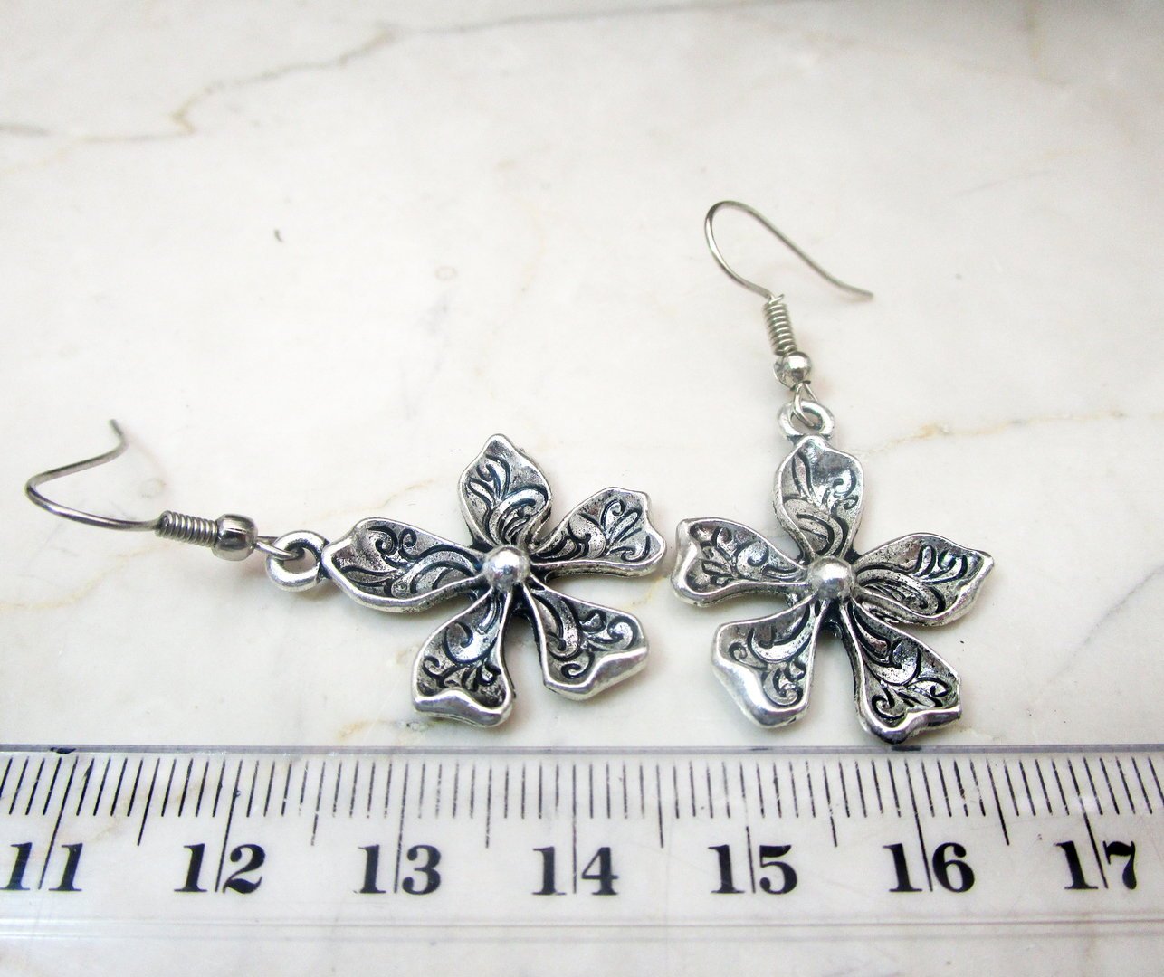 Ohrringe mit Blume in Silber