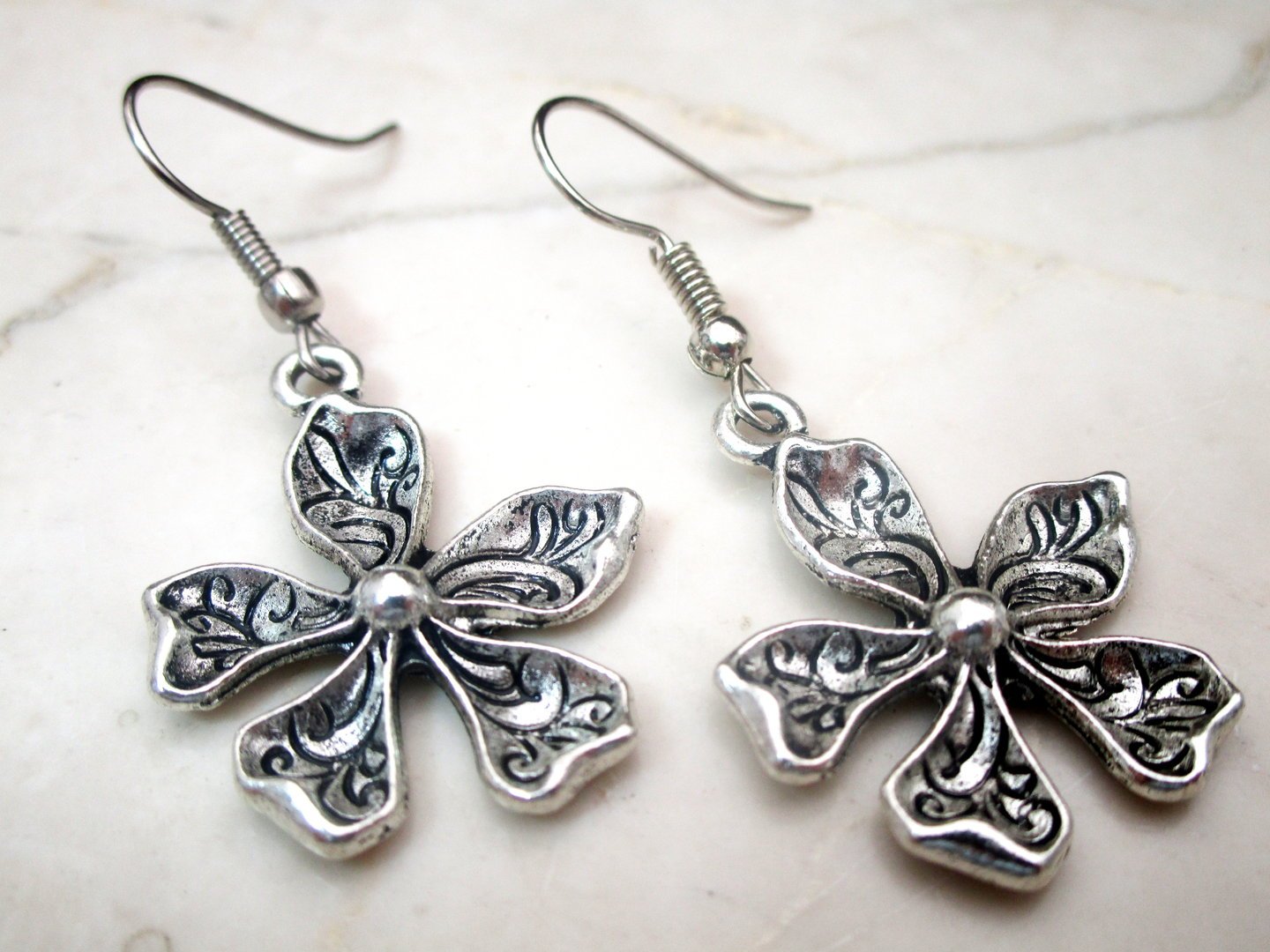 Ohrringe mit Blume in Silber