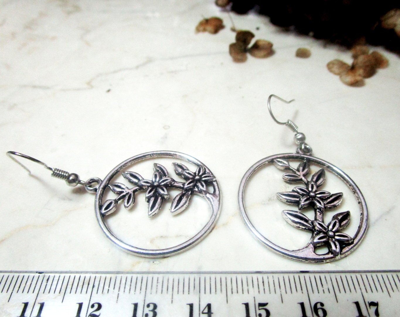 Ohrringe mit Blumenranke in Silber