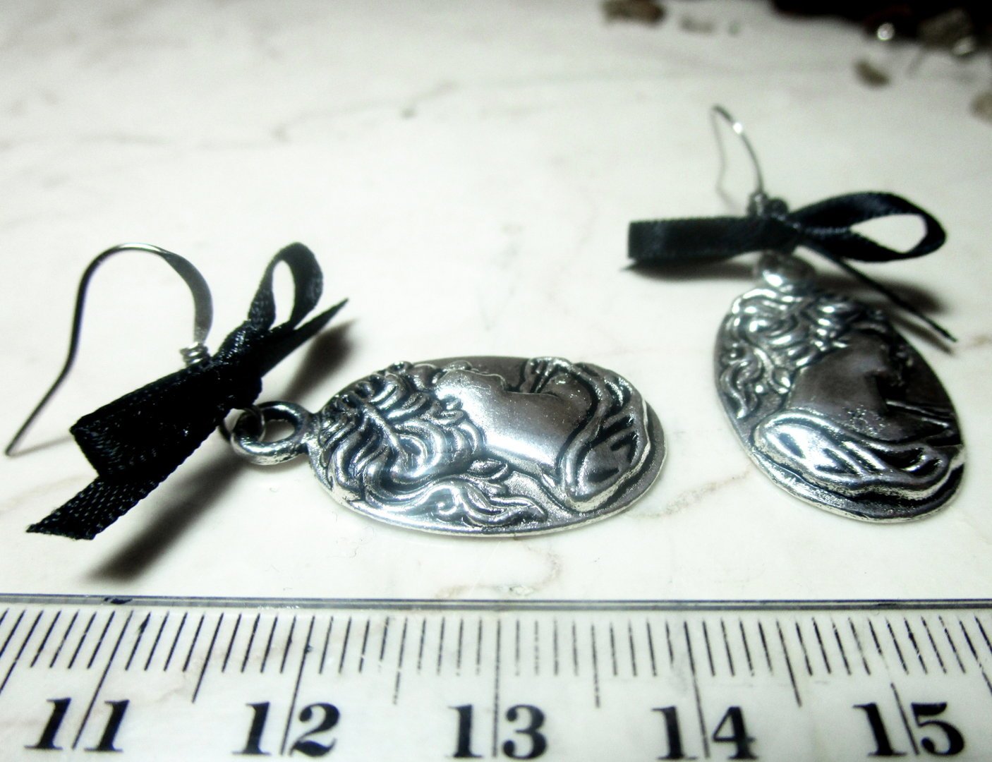 Cameo Ohrhänger in silberner Farbe mit schwarzer Schleife