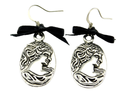 Cameo Ohrhänger in silberner Farbe mit schwarzer Schleife