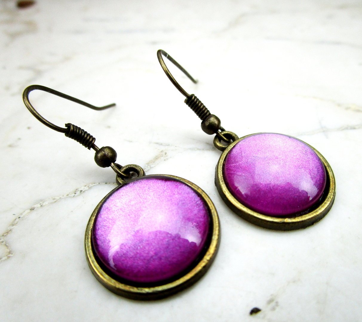 Ohrringe mit Cabochonanhänger in Fancy Pink Bronze