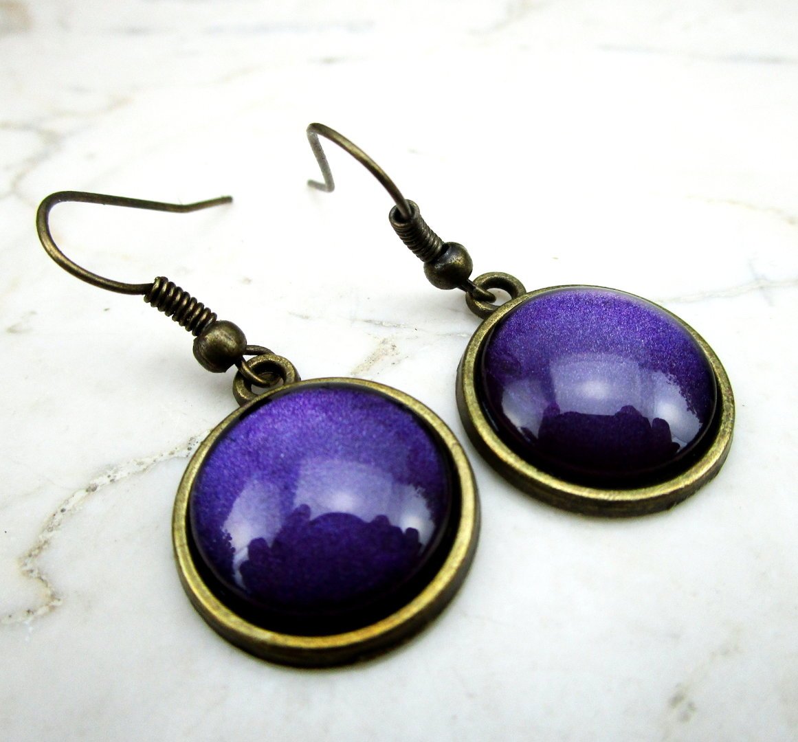 Ohrringe mit Cabochonanhänger in Dunkelviolett Bronze
