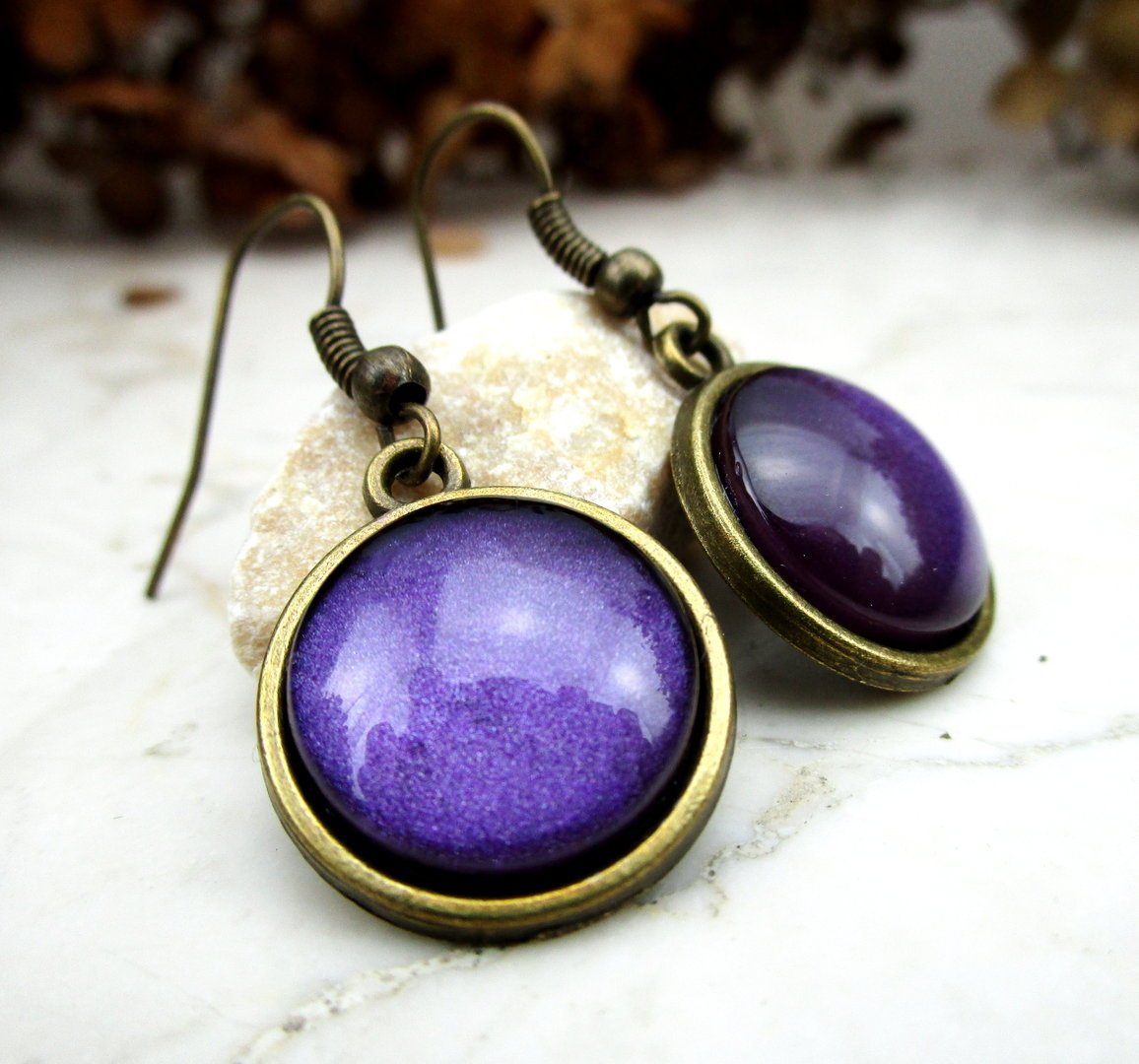 Ohrringe mit Cabochonanhänger in Dunkelviolett Bronze