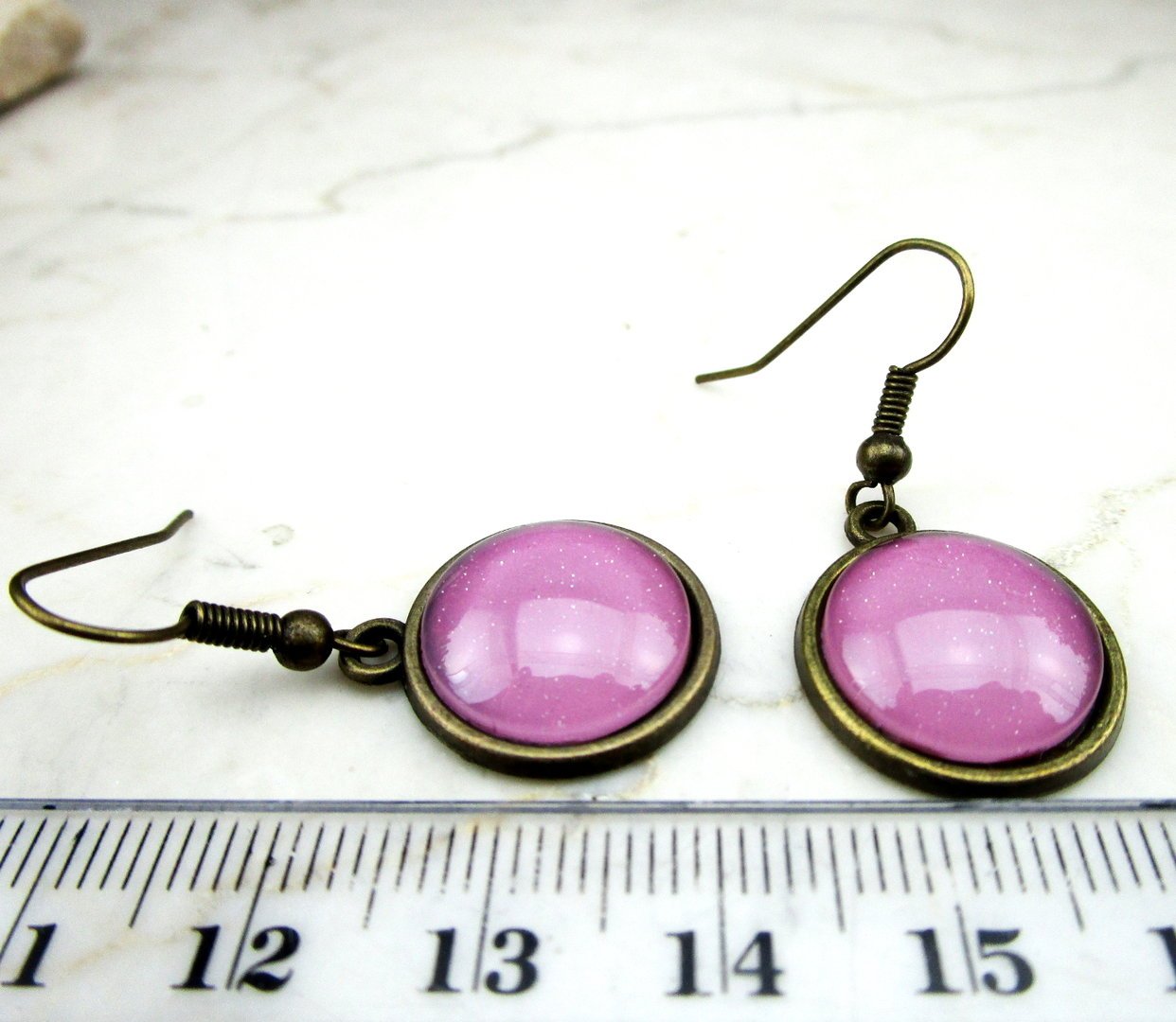 Bronzefarbene Ohrringe mit Cabochon in Orchideenrosa