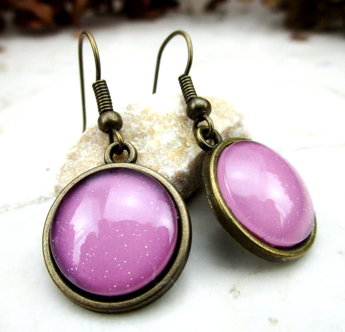 Bronzefarbene Ohrringe mit Cabochon in Orchideenrosa