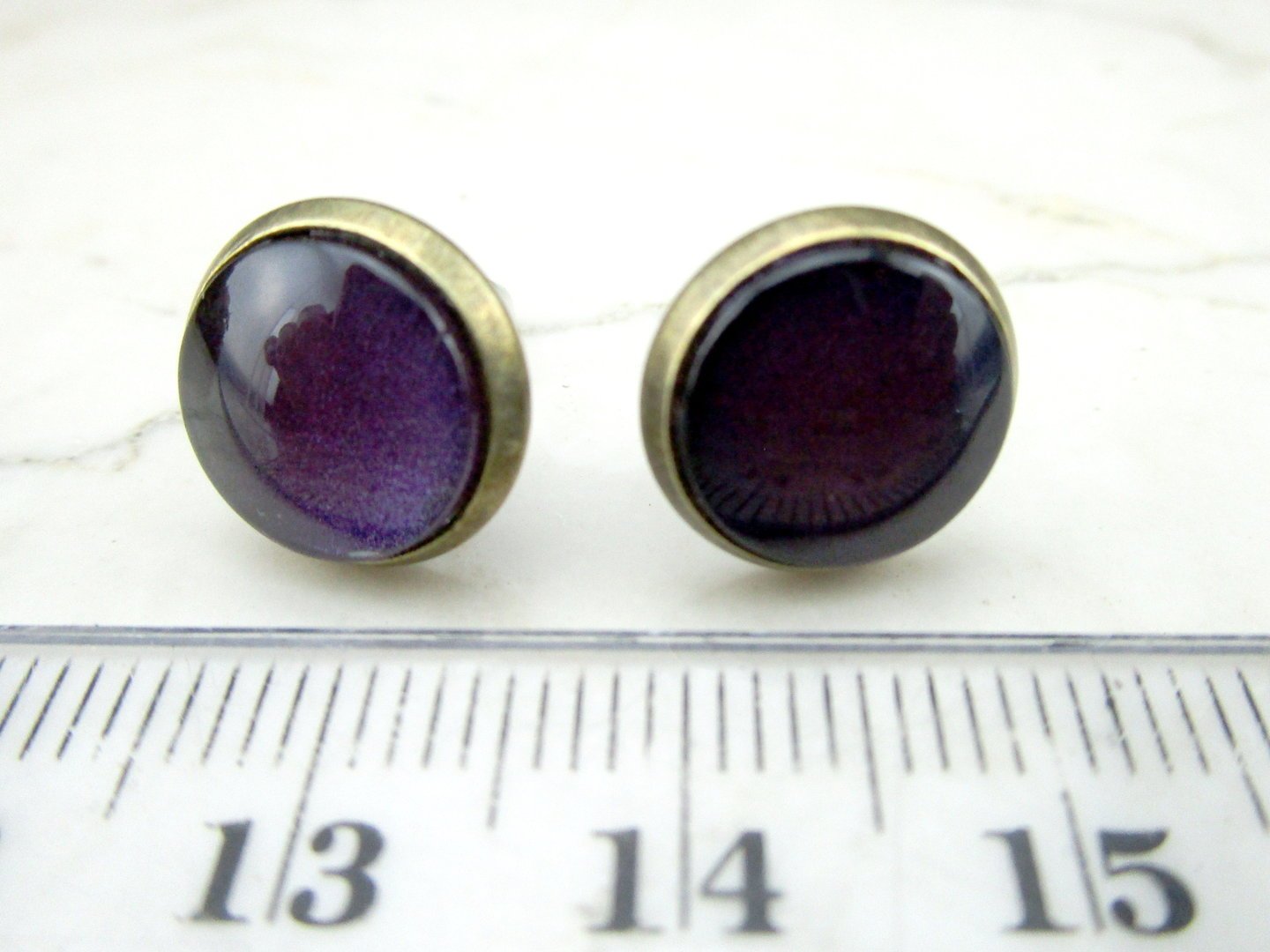 Ohrstecker mit Cabochon in Violett 12mm