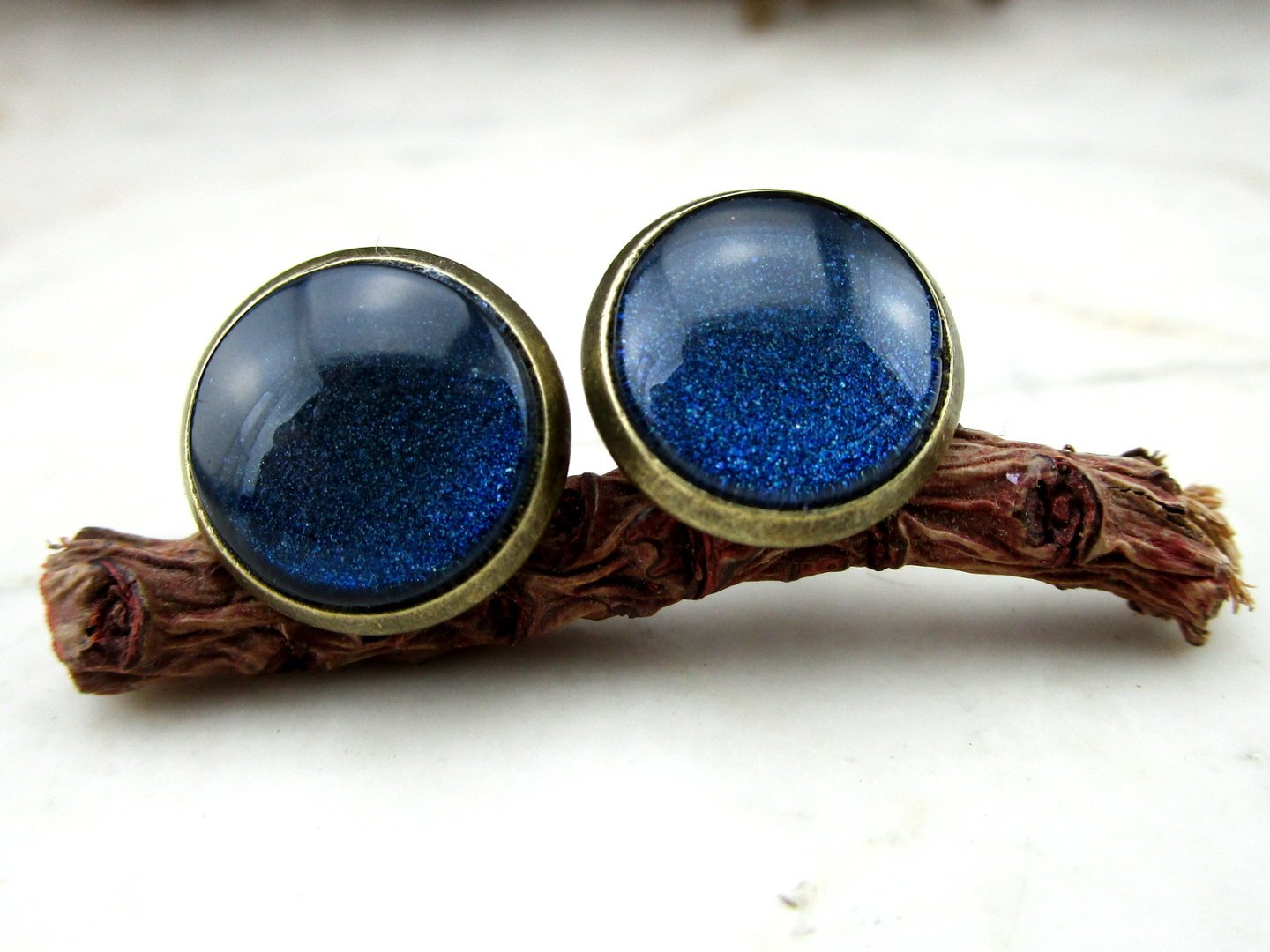 Ohrstecker mit Cabochon in dunklem Saphirblau 12mm