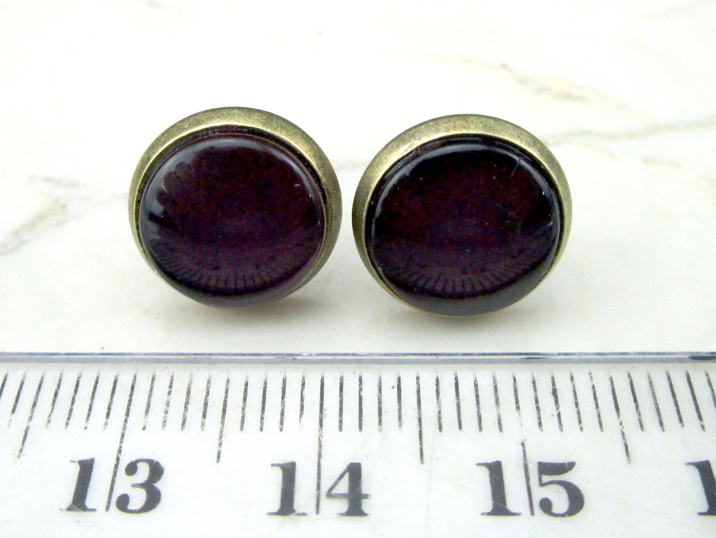 Ohrstecker mit Cabochon in Beere 12mm