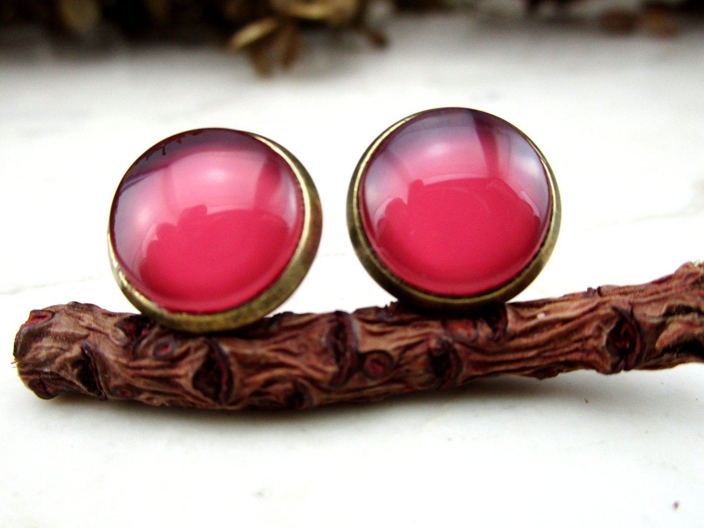 Ohrstecker mit Cabochon in Erdbeerrot 12mm