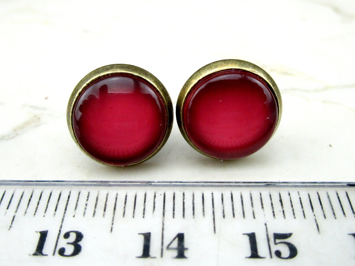 Ohrstecker mit Cabochon in Erdbeerrot 12mm