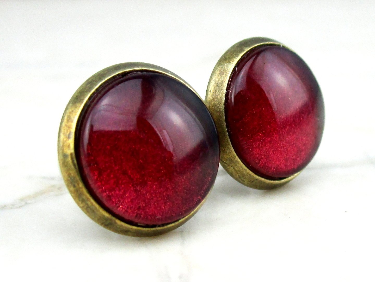 Ohrstecker mit Glasstein in Metallic Rot 12mm
