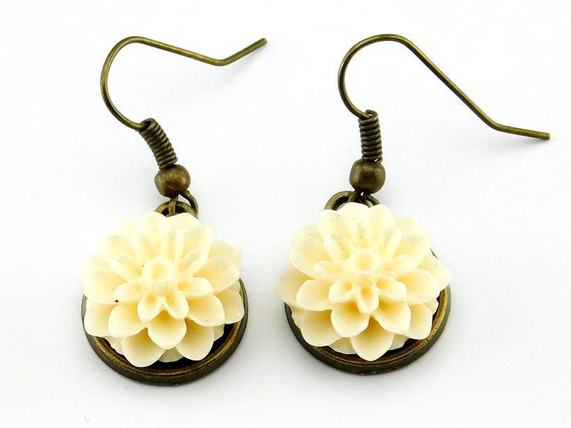 Ohrringe mit cremefarbener Chrysanthemenblüte