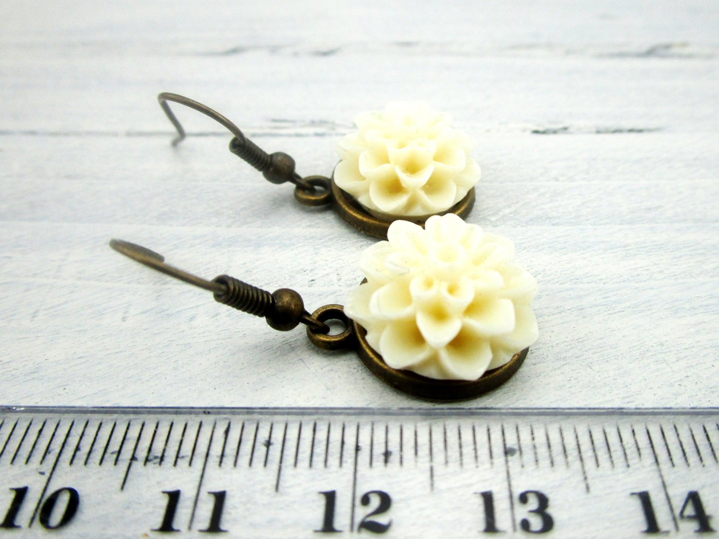 Ohrringe mit cremefarbener Chrysanthemenblüte