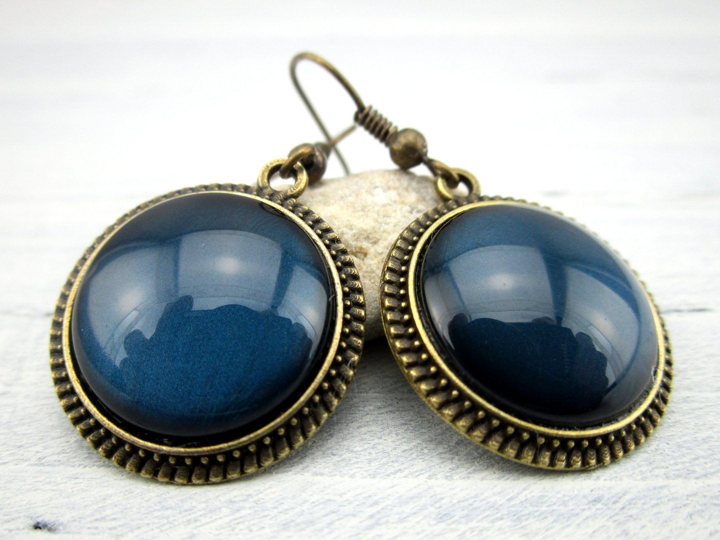 Cabochon Ohrringe "Dunkler Saphir" in Bronze