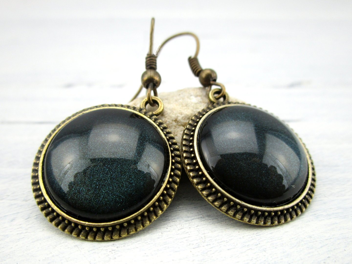 Cabochon Ohrringe "Dunkler Smaragd" in Bronze