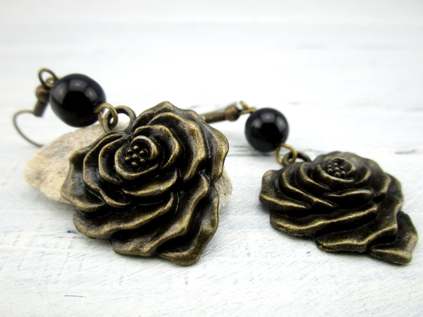Ohrringe "Agathe" mit Rosenblüte und Onyx