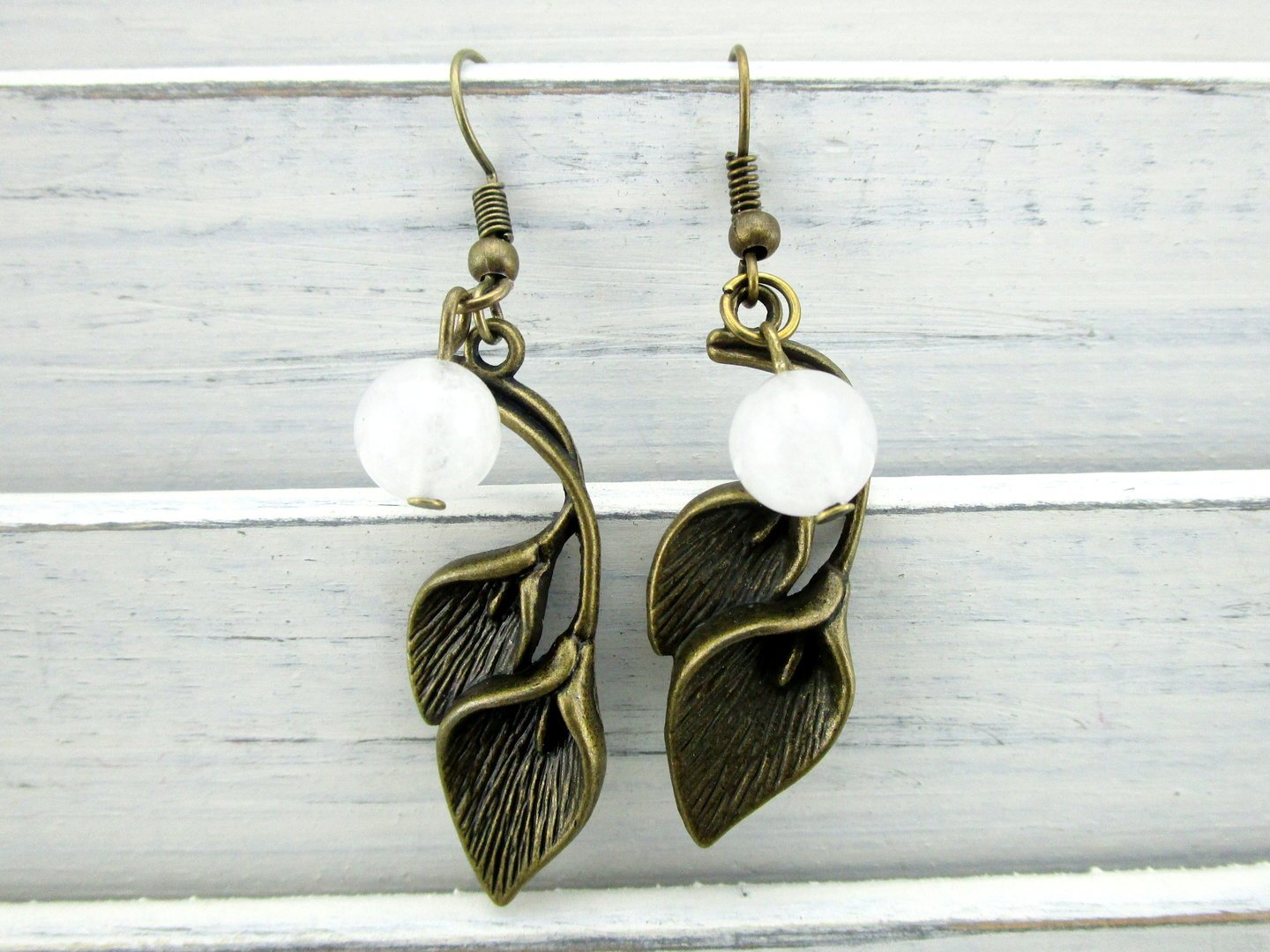 Vintage-Stil Ohrringe "Blanche" mit Kelchblume und Jade