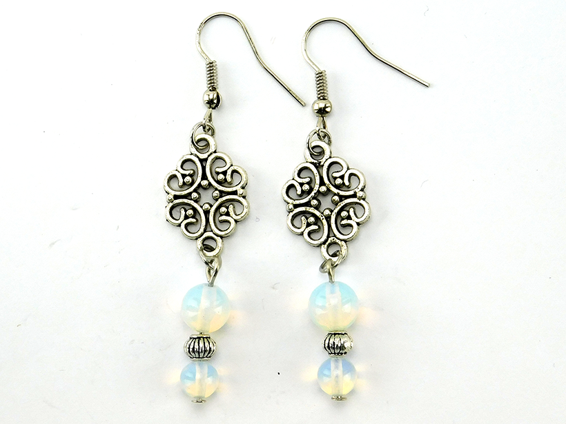 Vintage-Stil Ohrringe "Amalthea" mit Opalitperlen